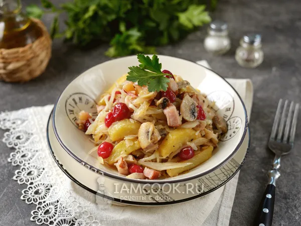 Фото готового блюда: Тушеная картошка с капустой беконом и клюквой