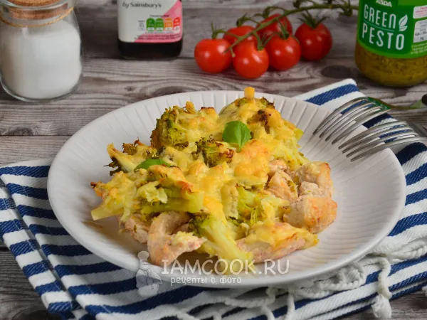 Фото готового блюда: Индейка с брокколи и сыром в духовке