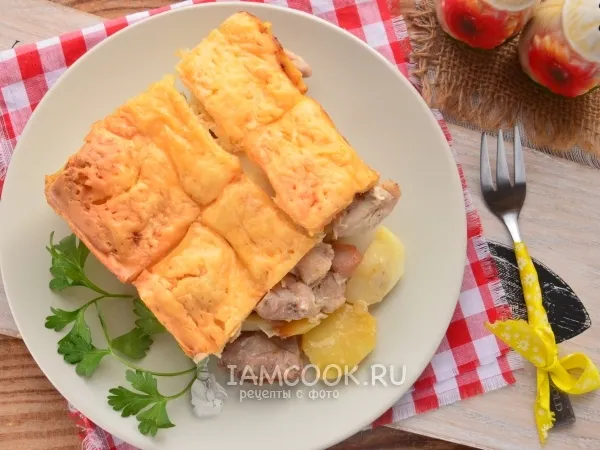 Фото готового блюда: Картошка с курицей, сыром и майонезом в духовке