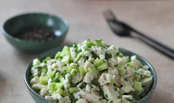 Фото блюда: Салат с куриной грудкой и творогом (кето)
