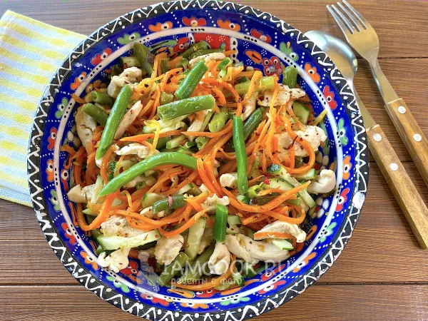 Фото блюда: Теплый салат с курицей и фасолью стручковой