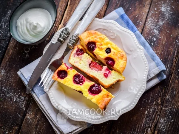 Фото блюда: Творожная запеканка с вишней и манкой