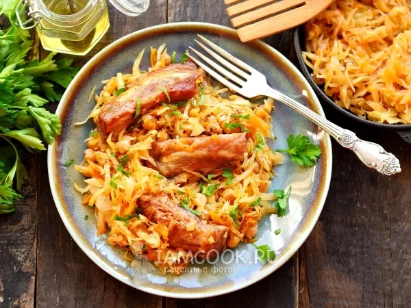 Фото блюда: Тушеная капуста с копчеными ребрышками