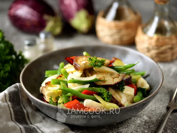 Фото готового блюда: Теплый салат из баклажанов и перца