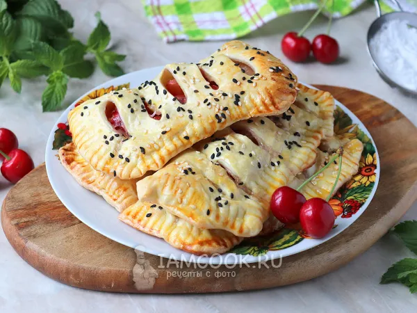 Фото готового блюда: Слойки с черешней из готового слоеного теста