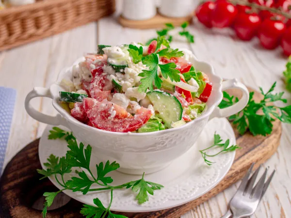 Фото готового блюда: Салат из огурцов и помидоров с творогом