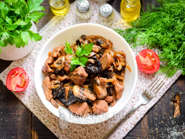 Фото готового блюда: Тушеная говядина с черносливом и грибами
