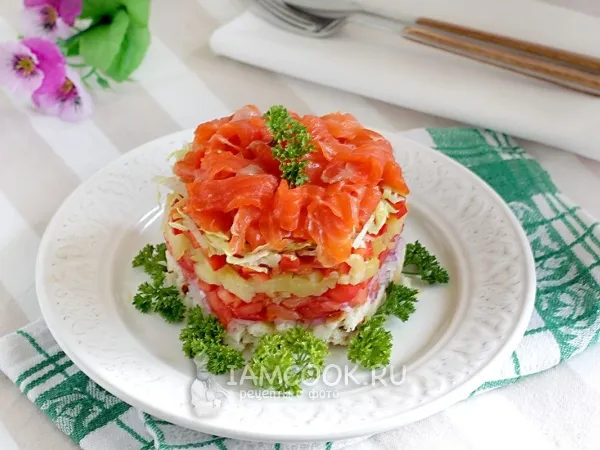 Фото готового блюда: Слоеный салат с форелью