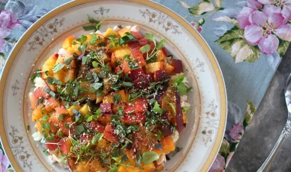 Фото блюда: Салат с персиками и копченой курицей
