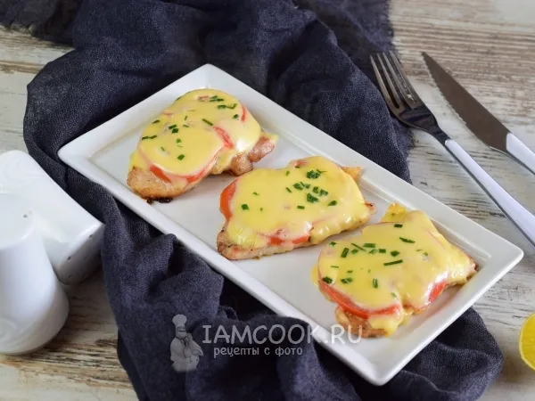 Фото готового блюда: Отбивная из свинины с помидором на сковороде