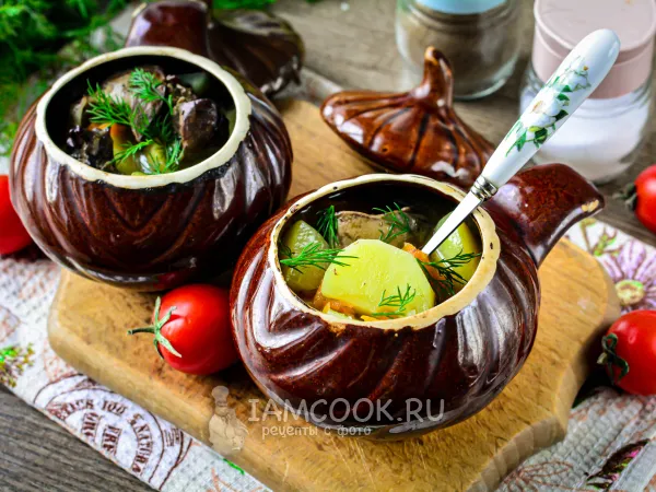 Фото готового блюда: Куриная печень с картошкой в горшочках