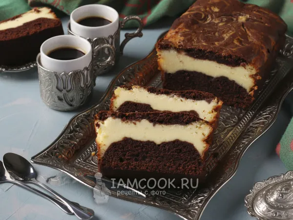 Фото готового блюда: Пирог с какао и творожной начинкой