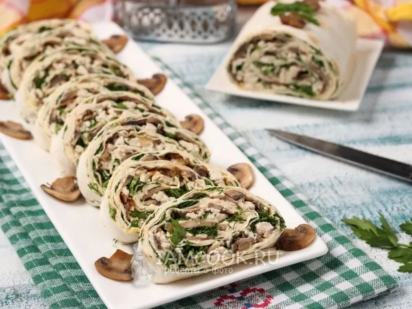 Фото блюда: Рулет из лаваша с курицей и шампиньонами