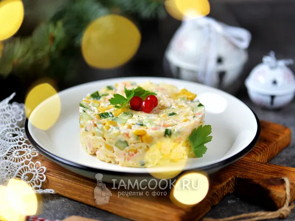 Фото готового блюда: Салат с креветками, кукурузой и сыром