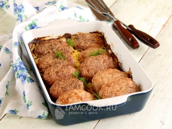 Фото готового блюда: Котлеты в сметанном соусе