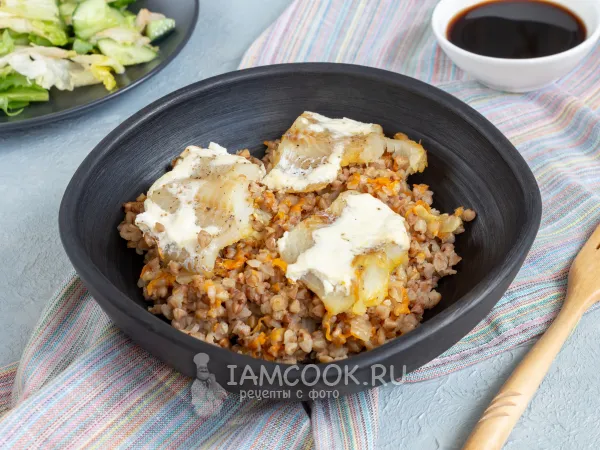 Фото готового блюда: Минтай с гречкой в духовке