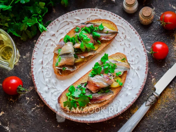 Фото готового блюда: Бутерброды с пряной килькой и соленым огурцом