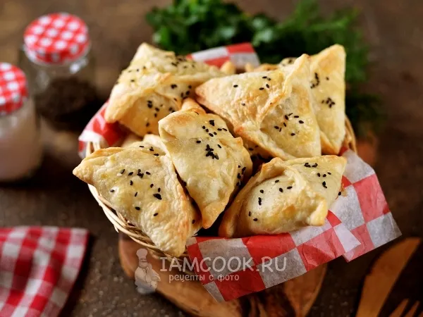 Фото готового блюда: Конвертики из слоеного теста с творогом