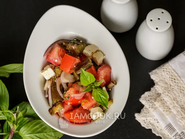 Фото готового блюда: Салат с жареными баклажанами, сыром фета и помидорами