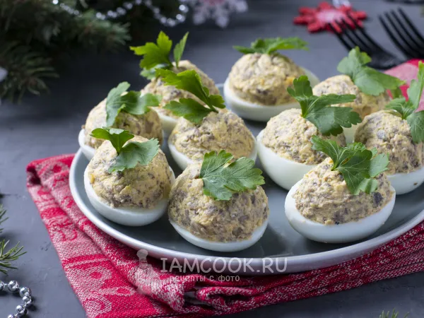 Фото готового блюда: Яйца, фаршированные грибами и сыром