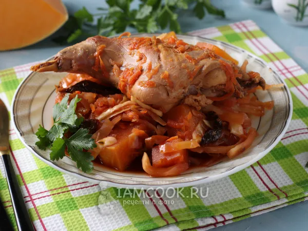 Фото готового блюда: Тушеный кролик с овощами в казане