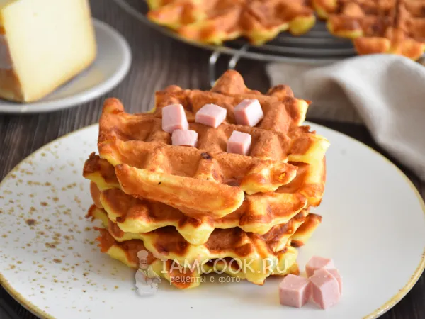 Фото готового блюда: Венские вафли с ветчиной и сыром в вафельнице