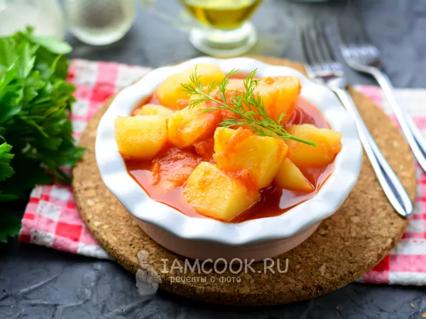 Фото готового блюда: Тушеная картошка с томатной пастой