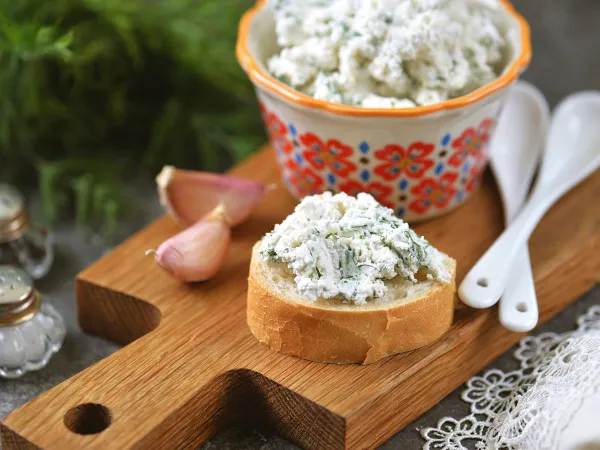 Фото готового блюда: Творожный сыр из замороженного кефира с зеленью (острый)