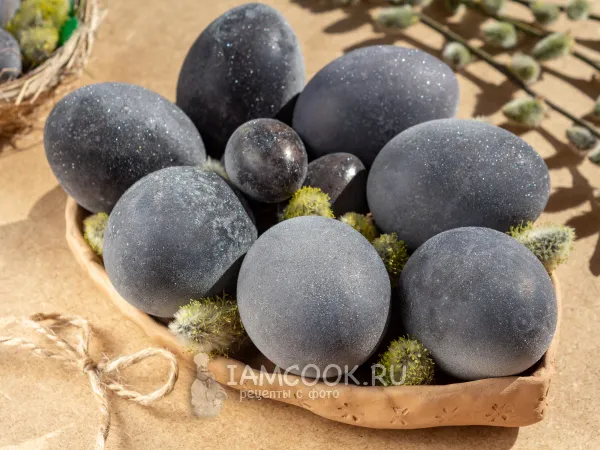 Фото готового блюда: Как покрасить яйца вином на Пасху?