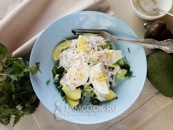 Фото готового блюда: Салат из крапивы с авокадо и яйцом