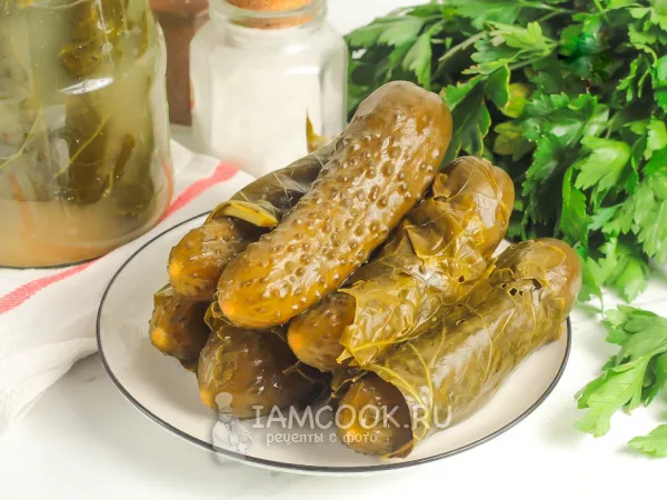 Фото блюда: Соленые огурцы, завернутые в листья хрена, на зиму