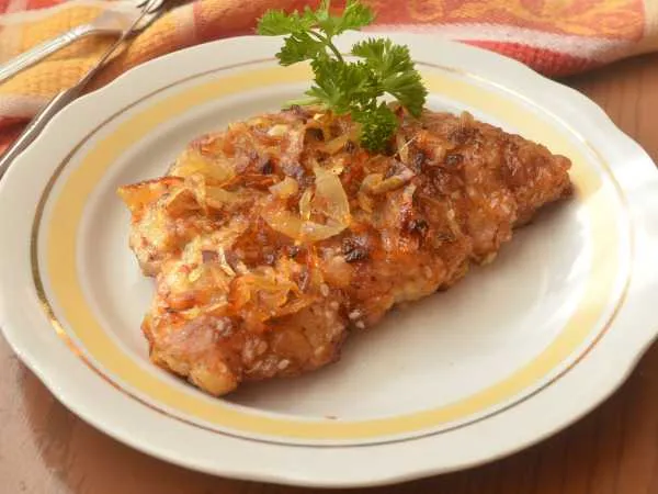 Фото блюда: Отбивные из свинины с луком