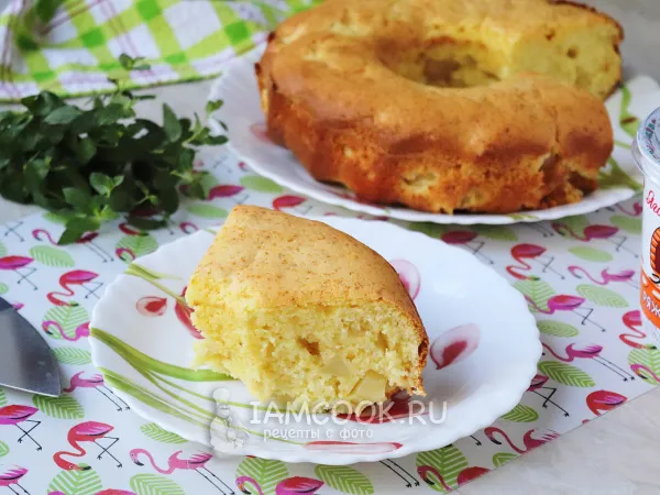 Фото готового блюда: Шарлотка на ряженке (с яблоками)