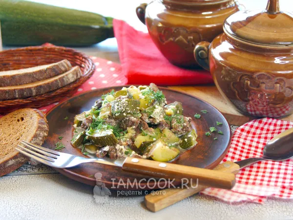 Фото готового блюда: Кабачки с мясом в горшочках в духовке