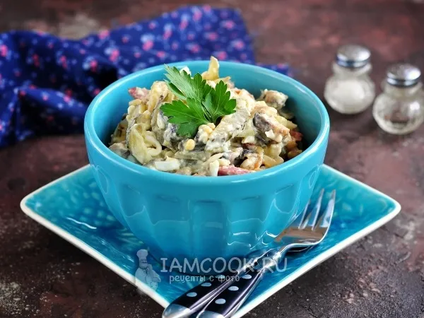 Фото блюда: Салат с морковью, чесноком и колбасой