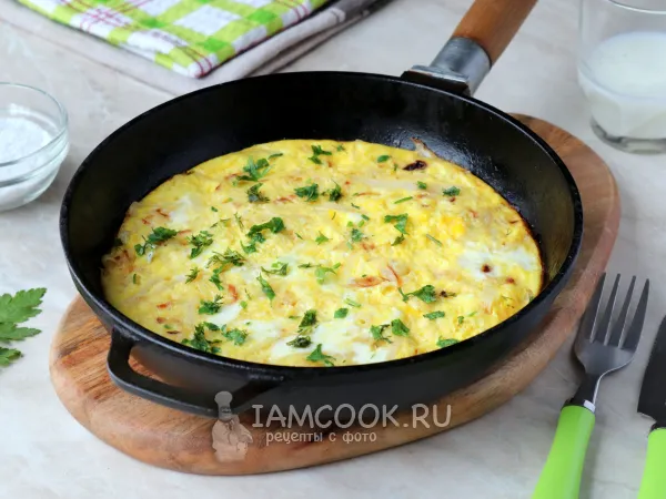 Фото готового блюда: Омлет с белокочанной капустой на сковороде