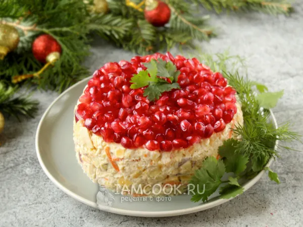 Фото готового блюда: Салат с курицей, гранатом и корейской морковью