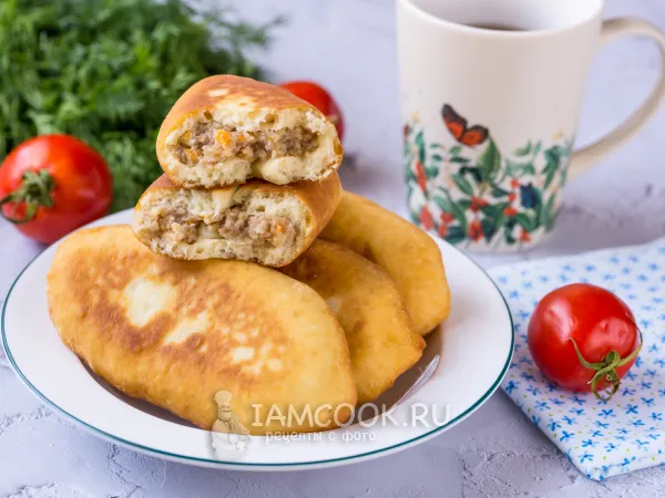 Фото готового блюда: Пирожки с фаршем и картошкой на сковороде