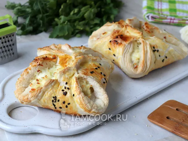 Фото готового блюда: Хачапури из слоеного теста с адыгейским сыром