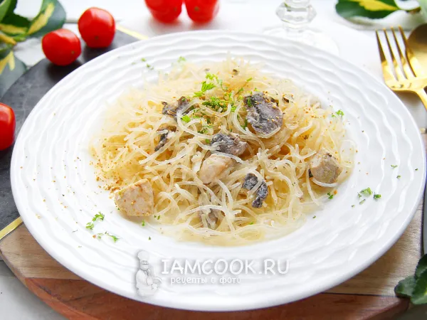 Фото блюда: Фунчоза с курицей и грибами в сливочном соусе