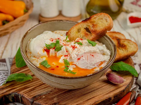 Фото блюда: Яйца по-турецки с йогуртом (Cilbir, Чилбир)