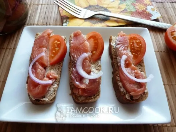 Фото блюда: Соленая горбуша с луком в масле