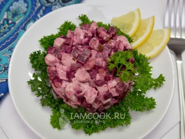 Фото готового блюда: Салат с куриной грудкой и свеклой
