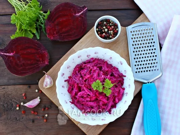 Фото блюда: Салат со свеклой, сыром и чесноком