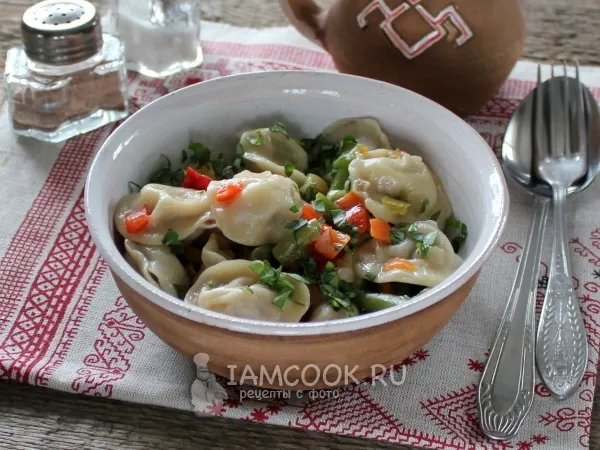 Фото готового блюда: Тушеные пельмени на сковороде