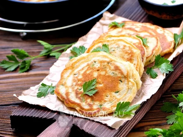 Фото готового блюда: Оладьи с зеленым луком на кефире