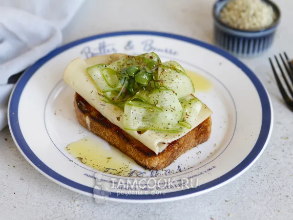Фото готового блюда: Тост с огурцом и сыром