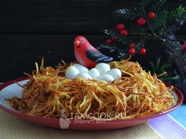 Фото готового блюда: Салат «Гнездо глухаря» с копченой курицей