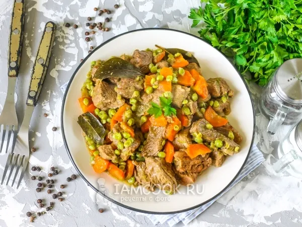 Фото готового блюда: Тушеная говядина с зеленым горошком