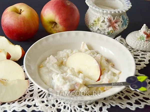 Фото готового блюда: Рисовая каша с яблоками